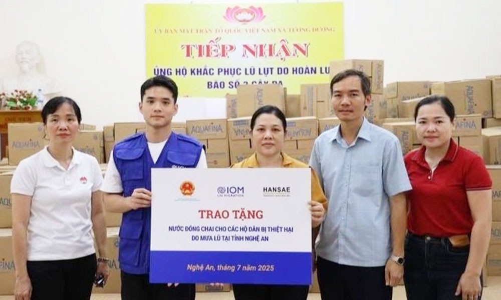 Over 3,600 cartons of drinking water delivered to disaster-hit communities in Nghe An